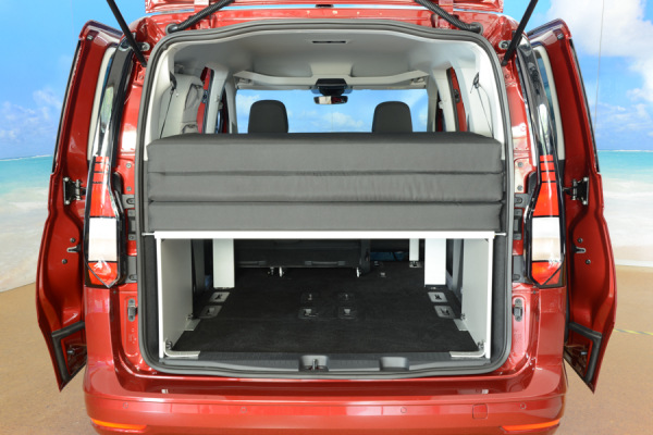VanEssa Schlafsystem im VW Caddy 5 Maxi Ford Grand Tourneo Connect 3 Heckansicht Packzustand